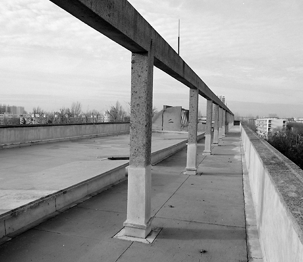 La terrasse surmontant le bâtiment.