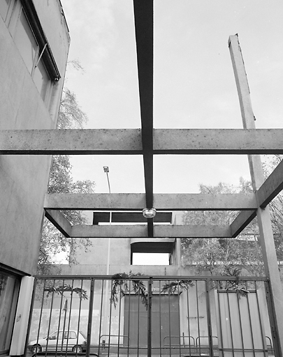 Structure en béton armé surmontant l'entrée de la maternelle.