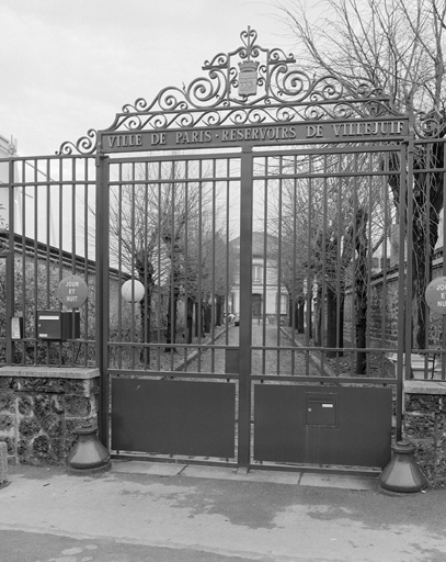 L'entrée sur l'avenue de Paris.