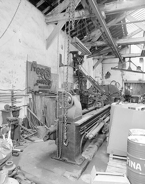 Grand tour avec moteur annexe et courroie de transmission pour fabrication d'arbres d'hélices : vue générale.