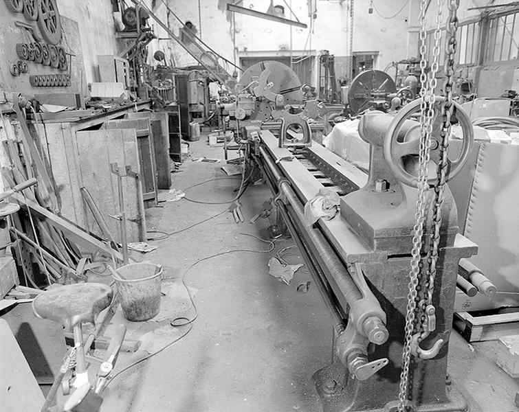 Grand tour avec moteur annexe et courroie de transmission pour fabrication d'arbres d'hélices : vue générale.