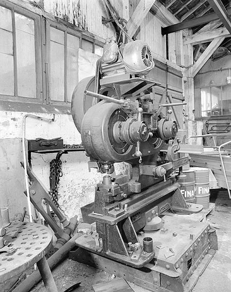 coupe fer, poinçonneuse : vue du moteur.