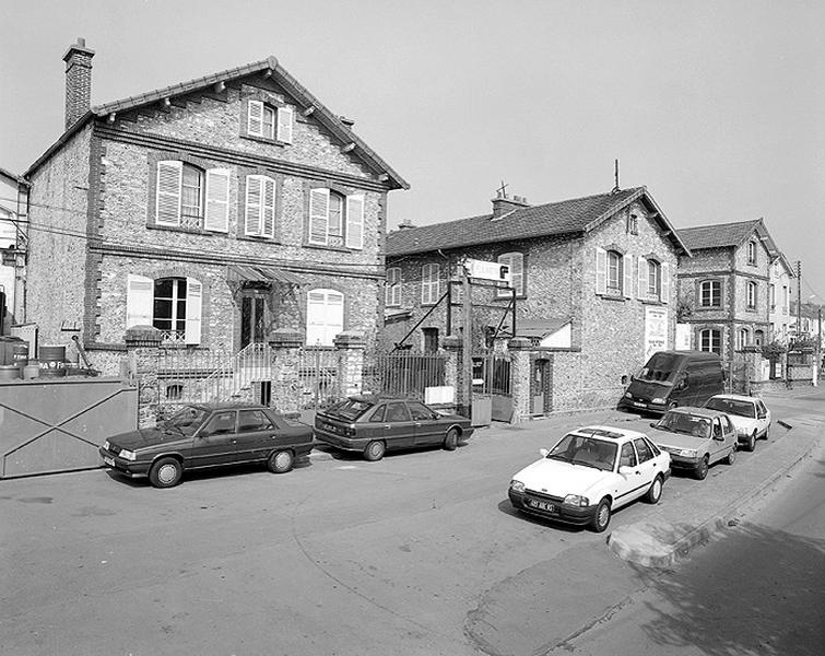La maison du directeur et les bureaux.