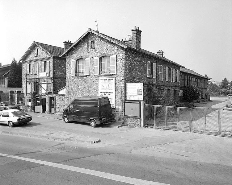 Anciens bureaux avec au second plan l'atelier contenant les machines étudiées.