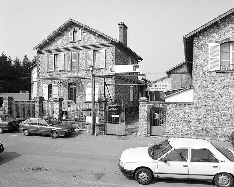 La maison du directeur avec à gauche les anciens bureaux et au centre l'entrée d'un atelier.