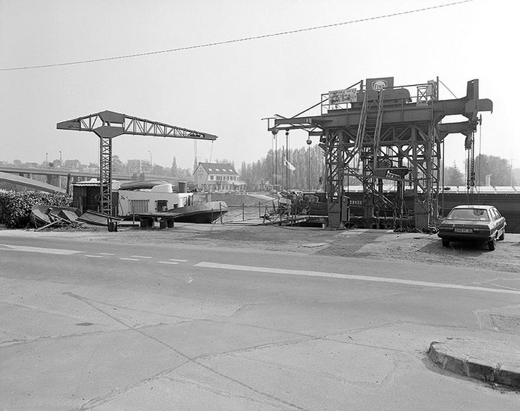 Vue générale du dispositif de réparation avec la grue et le portique.