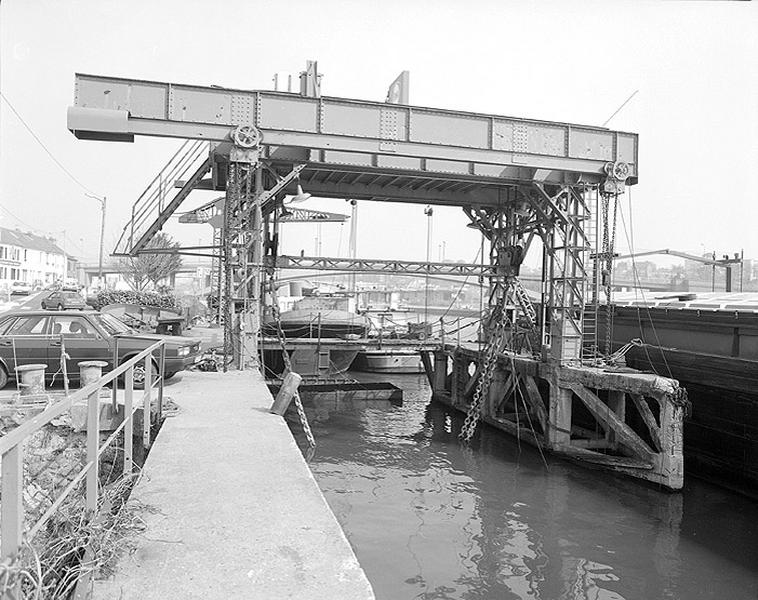 Portique de levage pour réparation des remorqueurs.