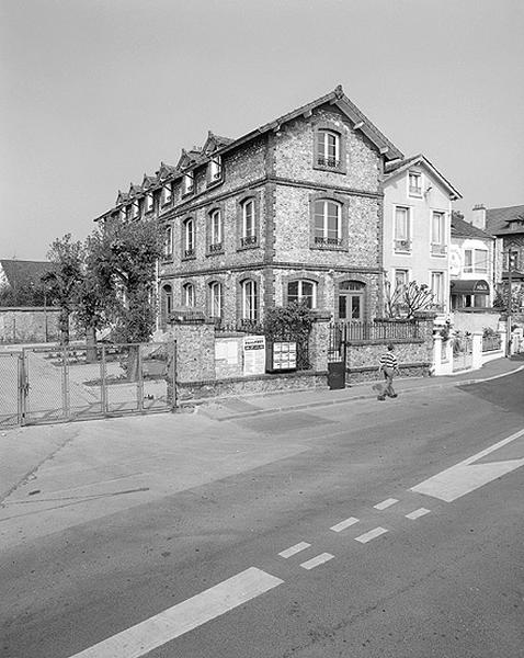 Anciens logements des employés.
