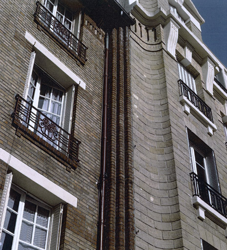 Détail des trois tores de brique marquant la mitoyenneté avec l'immeuble voisin.