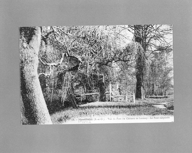 Parc du château : vue du pont suspendu.