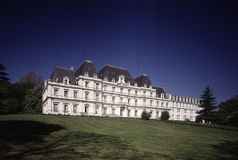 La façade sur le parc. A droite, la chapelle des Assomptionnistes convertie en chambres.