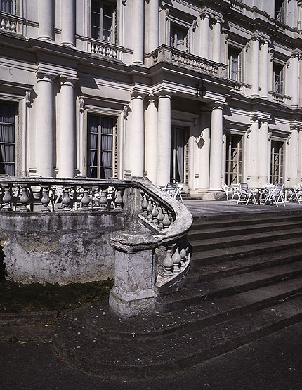 La façade sur le parc : détail du perron donnant accès au château.