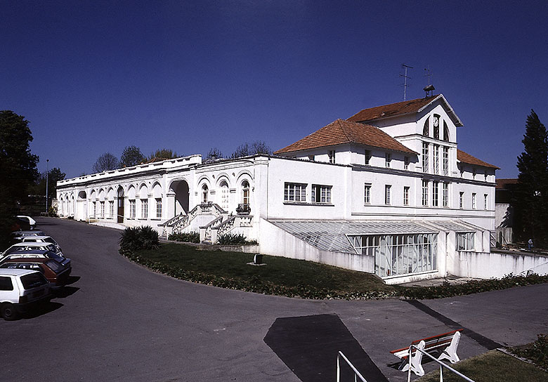 Vue d'ensemble des communs de style néoclassique.