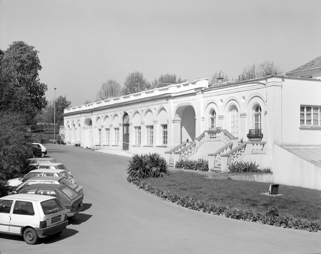 La façade antérieure de l'orangerie.