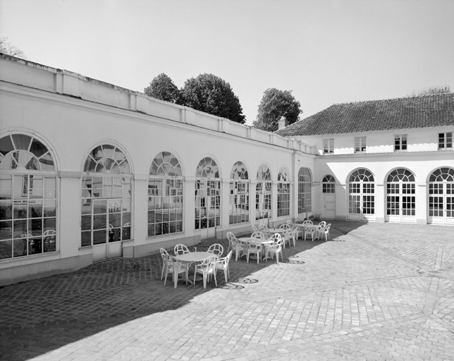 La façade de l'orangerie sur la cour des écuries.