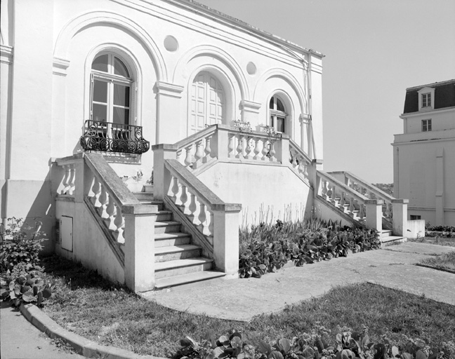 La façade antérieure de l'orangerie : détail de l'escalier.