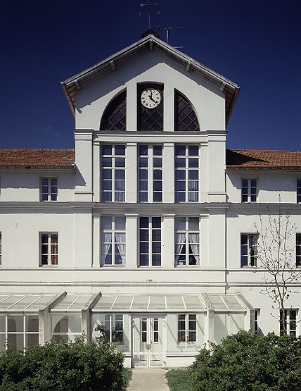 La partie centrale de la façade des communs.