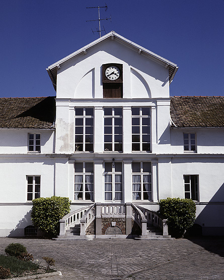 La partie centrale de la façade des communs.