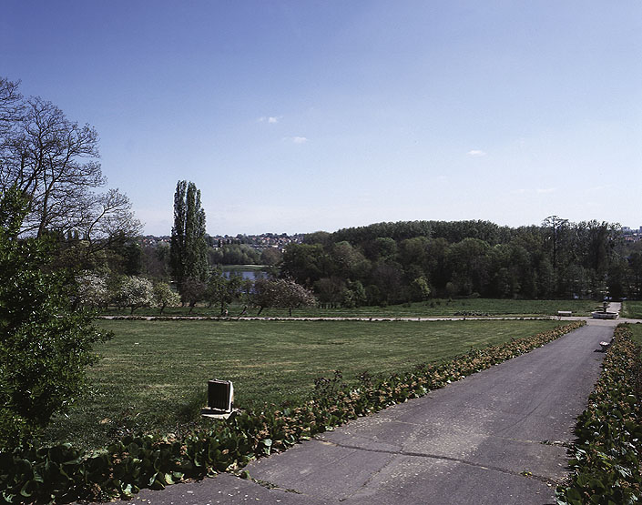 Vue du parc dans l'axe du château.