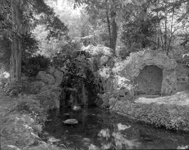 La 'grotte' située dans le parc, près du château.