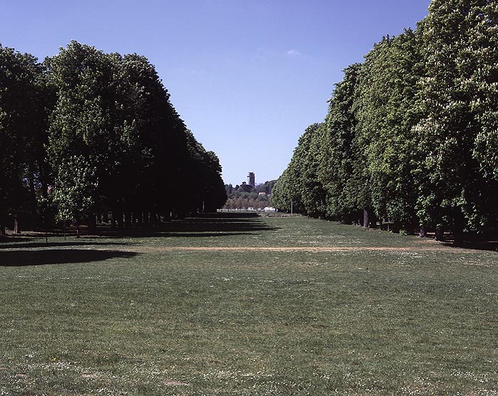 L'allée des Marronniers dans l'axe du château. Au fond, la tour de Montlhéry.