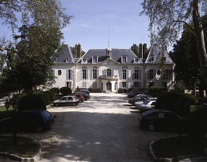 Vue d'ensemble du château sur la cour d'honneur.