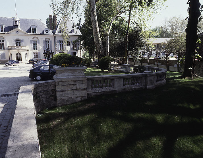 Détail de la balustrade entourant la cour d'honneur.