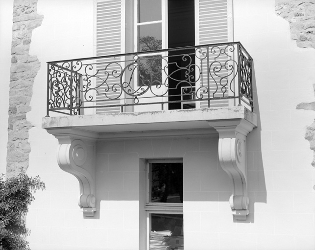 Vue d'ensemble de la ferronnerie du balcon d'une des façades latérales.