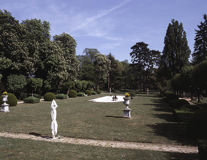 Vue d'ensemble du parterre depuis le château.