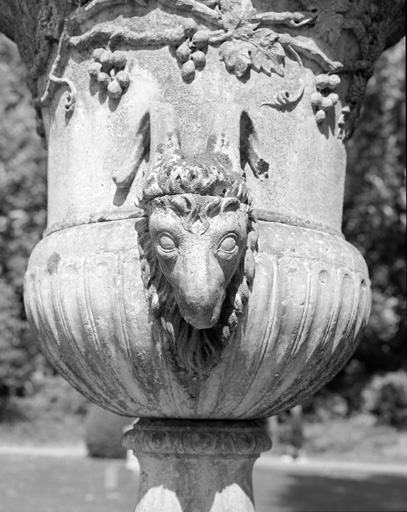 Détail du décor porté sur le vase : tête de bélier.