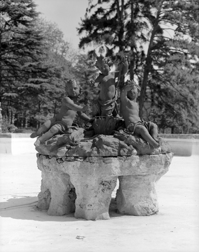 Groupe sculpté : groupe d'enfants de Versailles