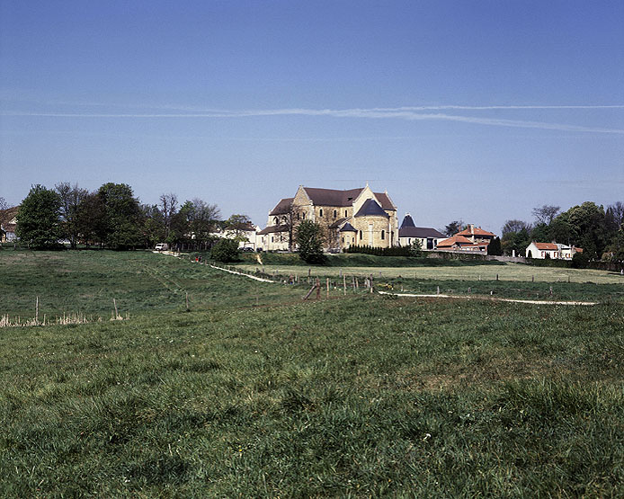 La basilique et ses abords depuis l'ancien parc du château de Lormoy.