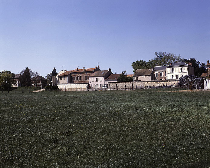 La rue de Lormoy depuis l'ancien parc du château.