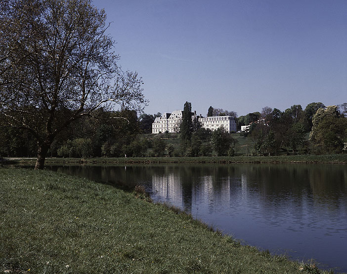 Le château et la pièce d'eau située dans son ancien domaine.