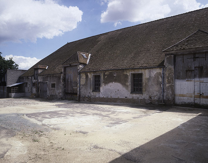 Vue de la façade nord sur la cour.