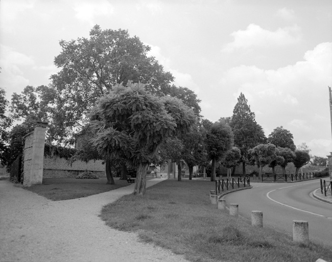 Mur en demi-lune de l'entrée du château donnant sur le village.