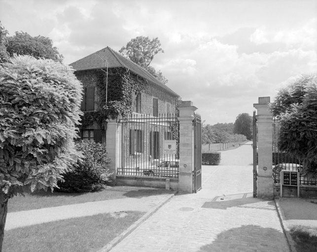 Le portail de l'entrée du château sur la rue de Lormoy et l'un des deux pavillons qui le flanquent.