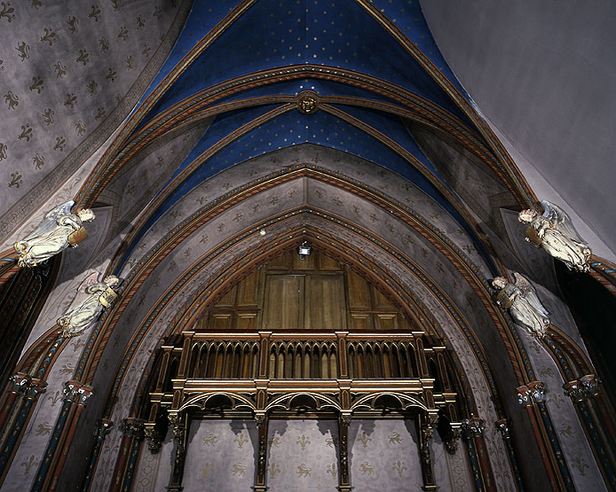 Chapelle néogothique : voûte et tribune sur le mur opposé au choeur.