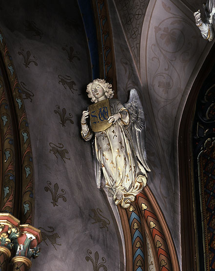 Chapelle néogothique : détail d'un des 12 anges qui encadrent les baies et le choeur.