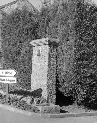 Vue d'ensemble de la croix de chemin du Mesnil.