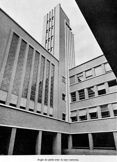 Vue du patio et de la tour centrale.