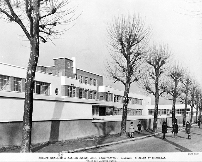 Vue d'ensemble de l'école primaire depuis l'avenue Wilson.