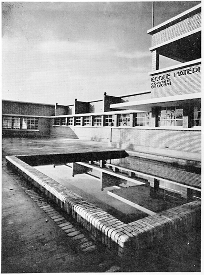 Vue de la cour de l'école maternelle.