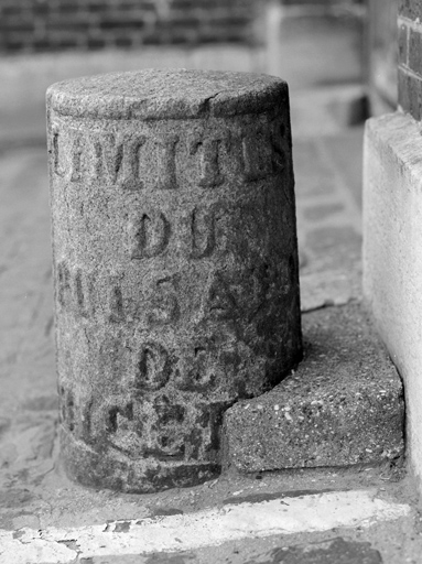 Borne en granite récupérée lors de la destruction du puisard de Bicêtre et reposée dans la cour de l'immeuble 26, rue du Président Wilson.