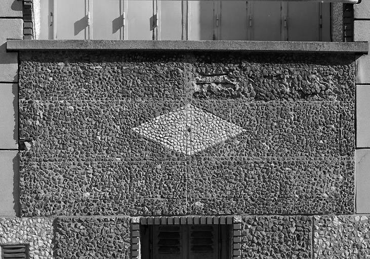 Façade de maison d'artisan maçon, recouverte d'échantillons de revêtements.