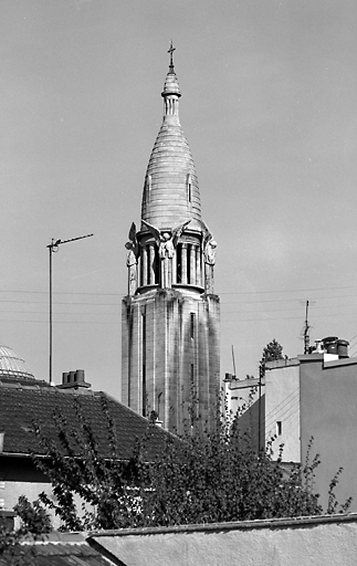 Le clocher, émergeant des toits des maisons de Gentilly.