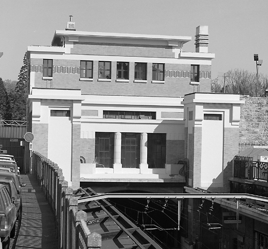 Les bâtiments de la gare, surmontant les voies et les quais, depuis la rue Auguste Blanqui.