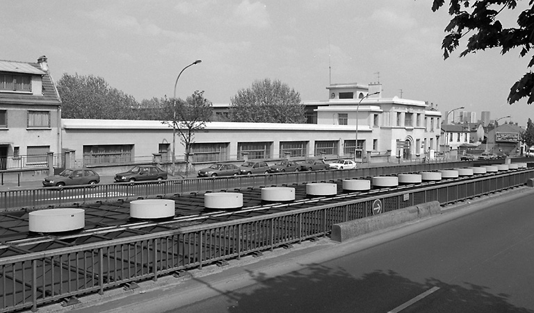 Vue d'ensemble, par dessus l'autoroute A 6 passant en tranchée.