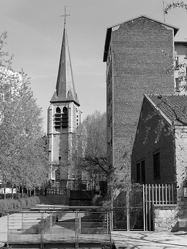 Le clocher de l'église Saint-Saturnin vu depuis la Bièvre recouverte.
