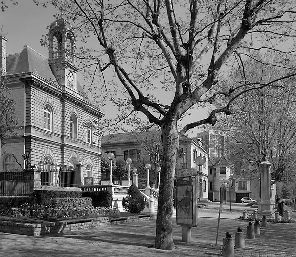 La place Henri Barbusse, avec la mairie et le monument aux morts.